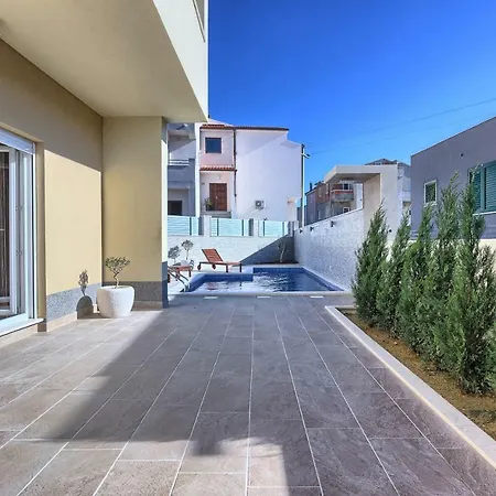 Mm פודסטראנה