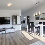 Mm * Podstrana