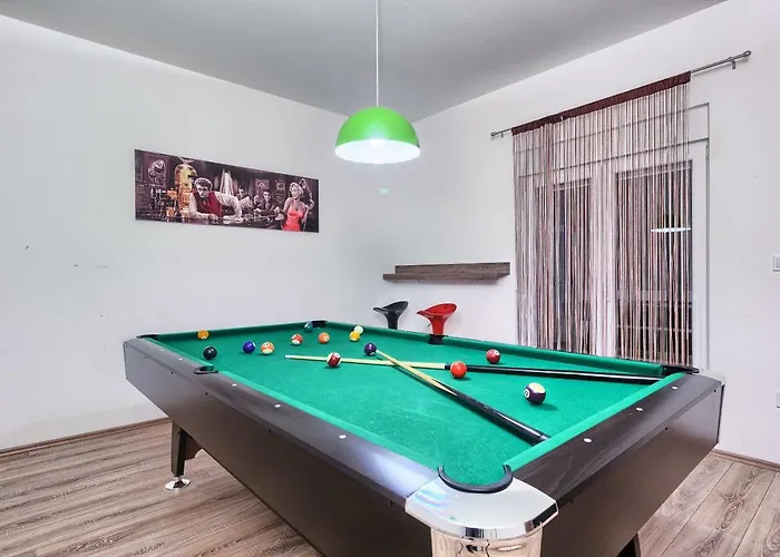 Mm فيلة بودْسْتغانا