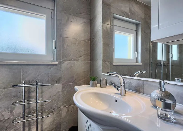 Mm * بودْسْتغانا