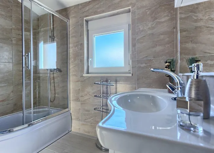 Mm * بودْسْتغانا