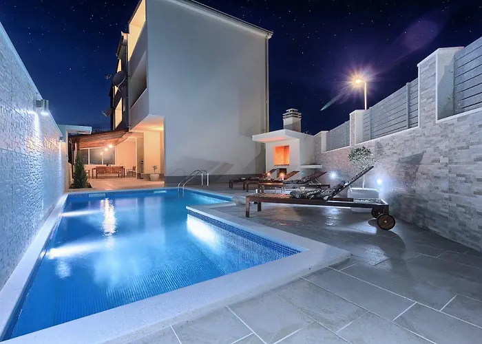 فيلة Mm بودْسْتغانا