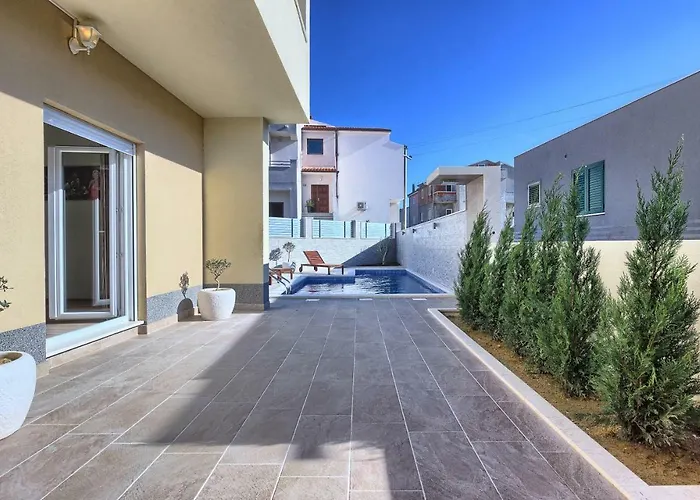 Mm بودْسْتغانا